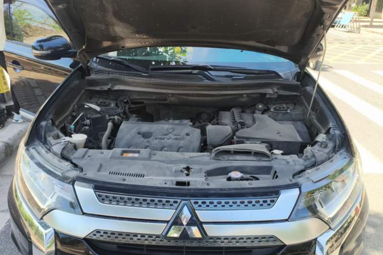 Used Mitsubishi Outlander 2019 2.0L Two-Wheel Drive Comfort Edition 5 Seats China V Standard Engine Bay