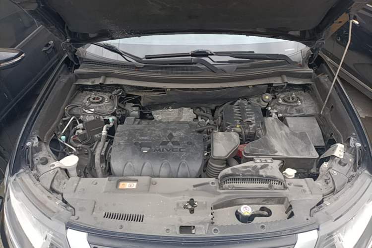 Used Mitsubishi Outlander 2019 2.0L Two-Wheel Drive Comfort Edition 7-Seater China VI Standard Engine Bay