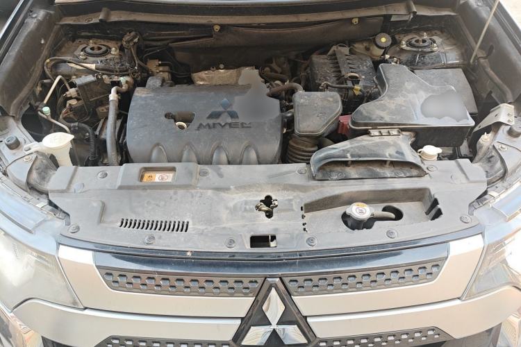 Used Mitsubishi Outlander 2019 2.0L Two-Wheel Drive Comfort Edition 5 Seats China VI Standard Engine Bay