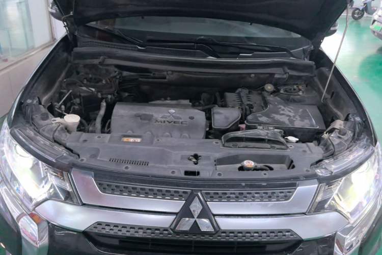 Used Mitsubishi Outlander 2019 2.0L Two-Wheel Drive Comfort Edition 5 Seats China VI Standard Engine Bay