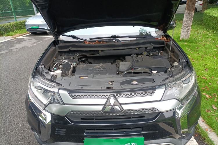 Used Mitsubishi Outlander 2019 2.0L Two-Wheel Drive Comfort Edition 7 Seats China V Emission Standard Engine Bay