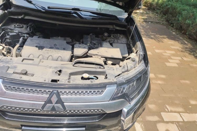 Used Mitsubishi Outlander 2019 2.4L 4x4 Zhi Xiang Edition 5 Seats China V Emission Standard Engine Bay Left