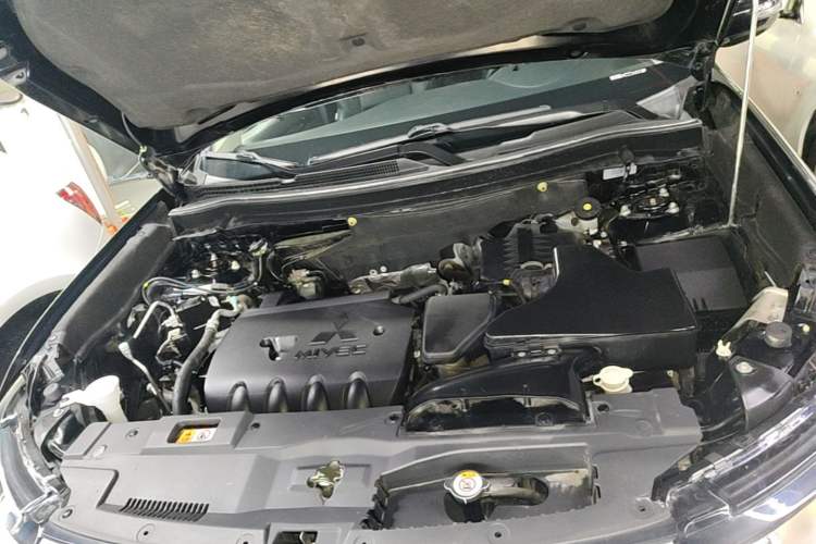 Used Mitsubishi Outlander 2019 2.0L Two-Wheel Drive Comfort Edition 5 Seats China VI Standard Engine Bay