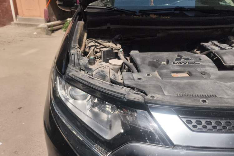 Used Mitsubishi Outlander 2019 2.0L Two-Wheel Drive Comfort Edition 5 Seats China V Standard Engine Bay Right