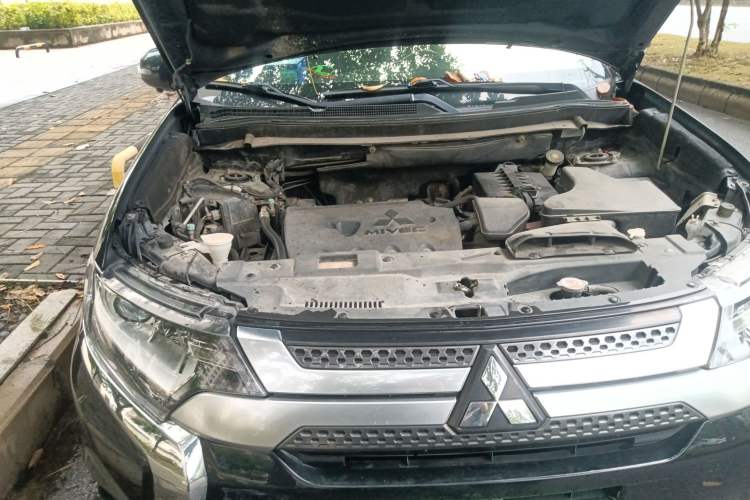 Used Mitsubishi Outlander 2019 2.0L Two-Wheel Drive Comfort Edition 7 Seats China V Emission Standard Engine Bay Right