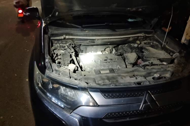 Used Mitsubishi Outlander 2019 2.4L 4x4 Zhi Xiang Edition 7 Seats China VI Standard Engine Bay Right