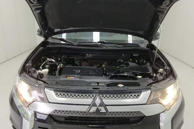Used Mitsubishi Outlander 2019 2.0L Two-Wheel Drive Comfort Edition 7 Seats China V Emission Standard Engine Bay