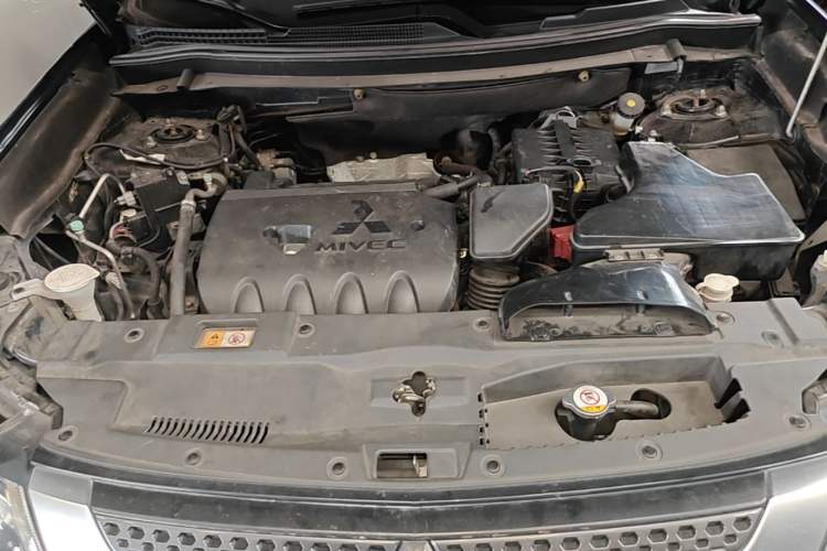 Used Mitsubishi Outlander 2019 2.0L Two-Wheel Drive Comfort Edition 7-Seater China VI Standard Engine Bay