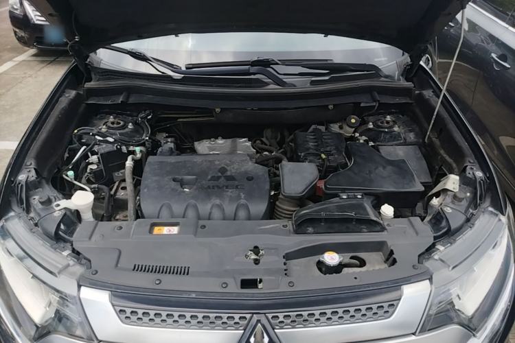 Used Mitsubishi Outlander 2019 2.0L Two-Wheel Drive Comfort Edition 5 Seats China VI Standard Engine Bay