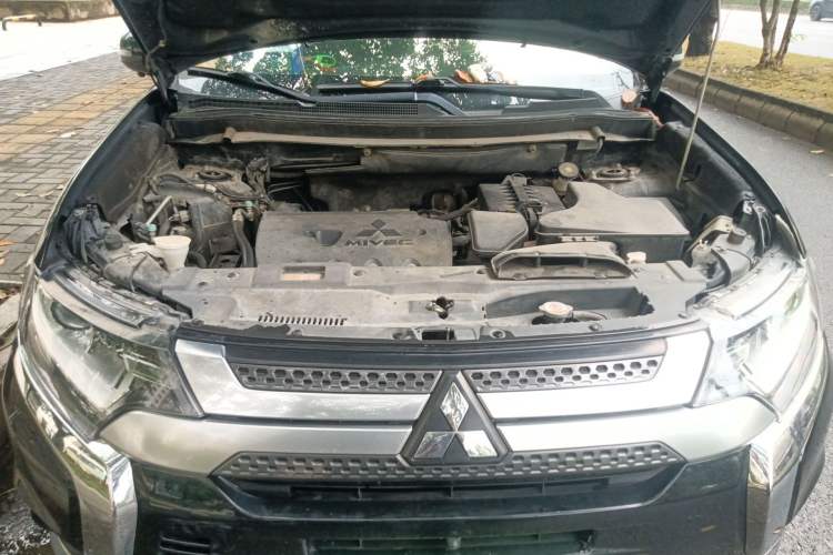 Used Mitsubishi Outlander 2019 2.0L Two-Wheel Drive Comfort Edition 7 Seats China V Emission Standard Engine Bay