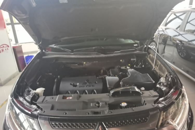 Used Mitsubishi Outlander 2019 2.4L 4x4 Zhi Xiang Edition 5 Seats China VI Standard Engine Bay