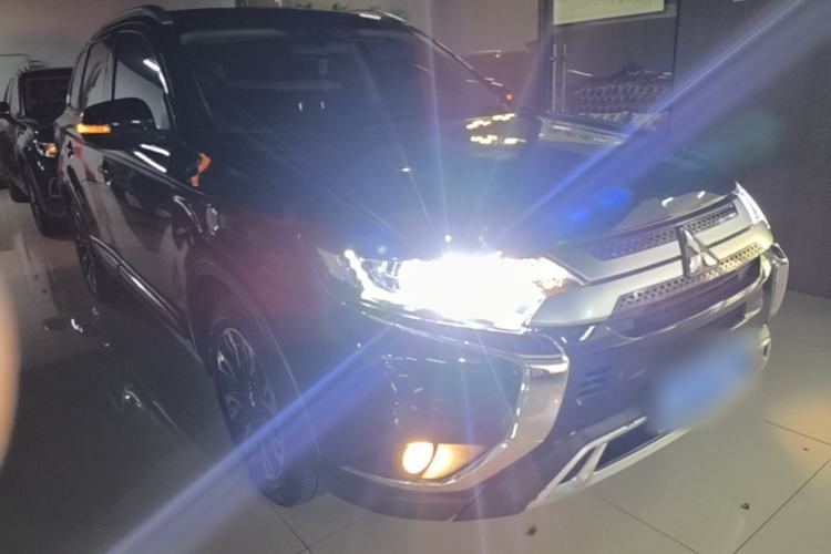 Used Mitsubishi Outlander 2019 2.0L Two-Wheel Drive Comfort Edition 7 Seats China V Emission Standard Exterior 1