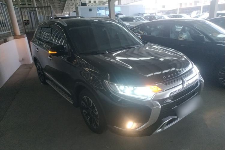 Used Mitsubishi Outlander 2019 2.4L 4x4 Zhi Xiang Edition 7 Seats China VI Standard Exterior 1