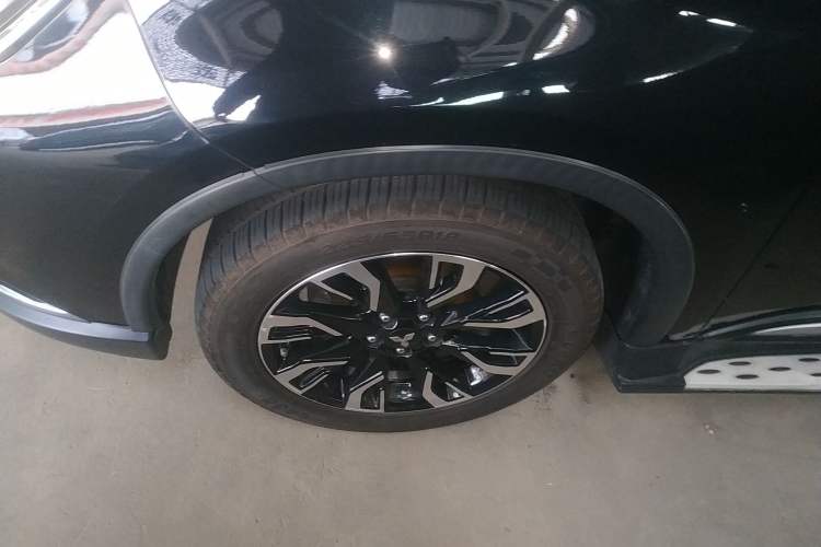 Used Mitsubishi Outlander 2019 2.4L 4x4 Zhi Xiang Edition 7 Seats China VI Standard Exterior 3