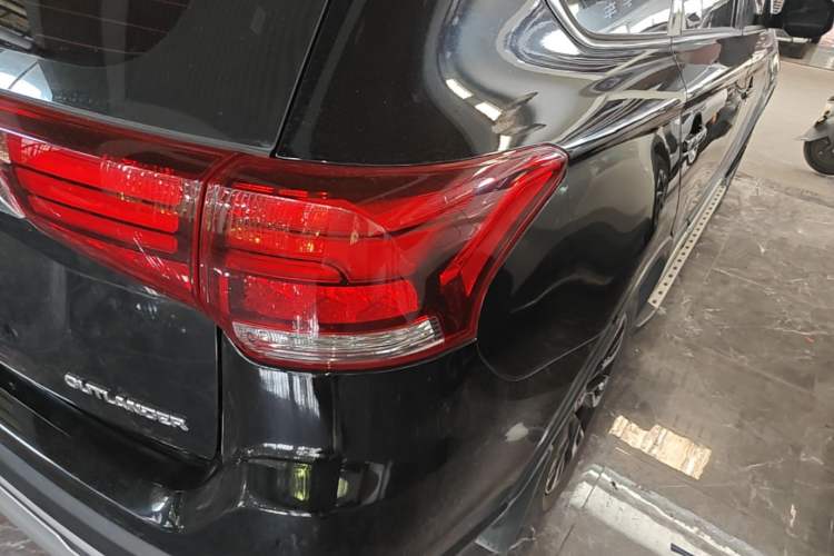 Used Mitsubishi Outlander 2019 2.0L Two-Wheel Drive Comfort Edition 7-Seater China VI Standard Exterior 3