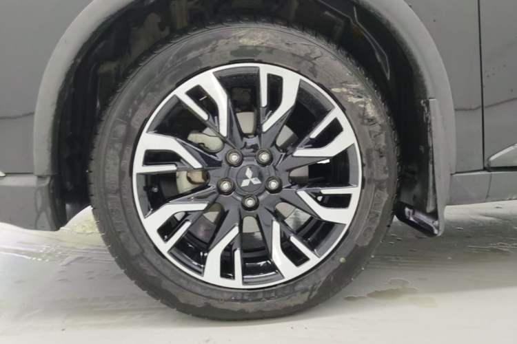 Used Mitsubishi Outlander 2019 2.0L Two-Wheel Drive Comfort Edition 7 Seats China V Emission Standard Exterior 4