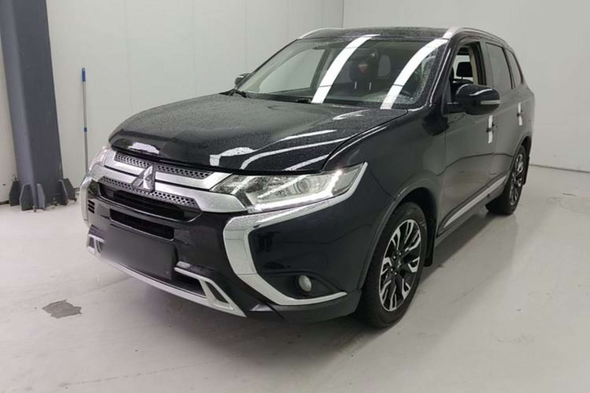 Used Mitsubishi Outlander 2019 2.0L Two-Wheel Drive Comfort Edition 7 Seats China V Emission Standard Front Left 45 Deg