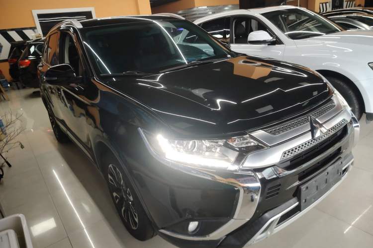Used Mitsubishi Outlander 2019 2.0L Two-Wheel Drive Comfort Edition 5 Seats China VI Standard Front Right 45 Deg