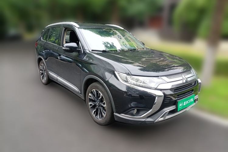 Used Mitsubishi Outlander 2019 2.0L Two-Wheel Drive Comfort Edition 7 Seats China V Emission Standard Front Right 45 Deg