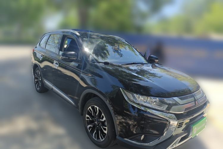 Used Mitsubishi Outlander 2019 2.0L Two-Wheel Drive Comfort Edition 7 Seats China V Emission Standard Front Right 45 Deg