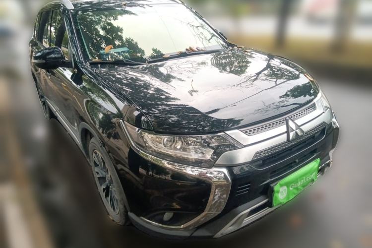 Used Mitsubishi Outlander 2019 2.0L Two-Wheel Drive Comfort Edition 7 Seats China V Emission Standard Front Right 45 Deg