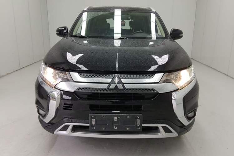 Used Mitsubishi Outlander 2019 2.0L Two-Wheel Drive Comfort Edition 7 Seats China V Emission Standard Front