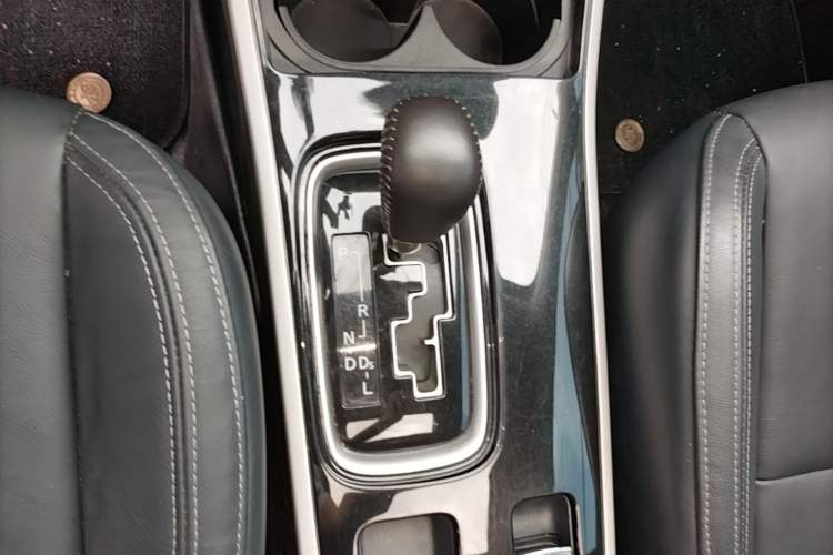 Used Mitsubishi Outlander 2019 2.0L Two-Wheel Drive Comfort Edition 7-Seater China VI Standard Gear Lever