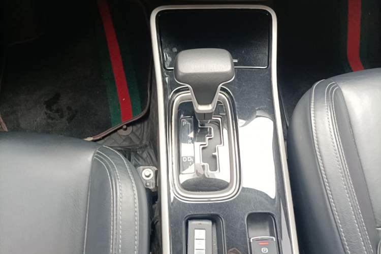 Used Mitsubishi Outlander 2019 2.0L Two-Wheel Drive Comfort Edition 7-Seater China VI Standard Gear Lever