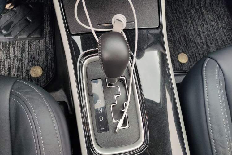 Used Mitsubishi Outlander 2019 2.4L 4x4 Zhi Xiang Edition 5 Seats China V Emission Standard Gear Lever