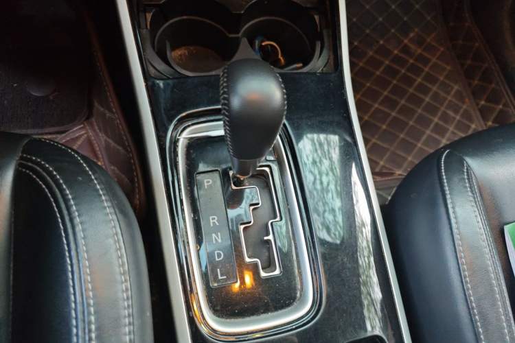 Used Mitsubishi Outlander 2019 2.4L 4x4 Zhi Xiang Edition 5 Seats China VI Standard Gear Lever