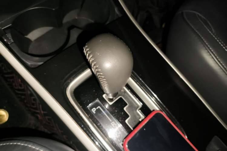 Used Mitsubishi Outlander 2019 2.0L Two-Wheel Drive Comfort Edition 7 Seats China V Emission Standard Gear Lever