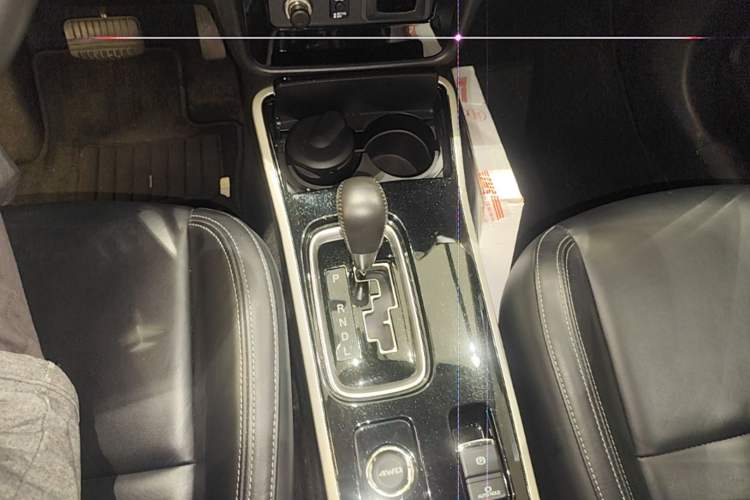 Used Mitsubishi Outlander 2019 2.4L 4x4 Zhi Xiang Edition 7 Seats China VI Standard Gear Lever