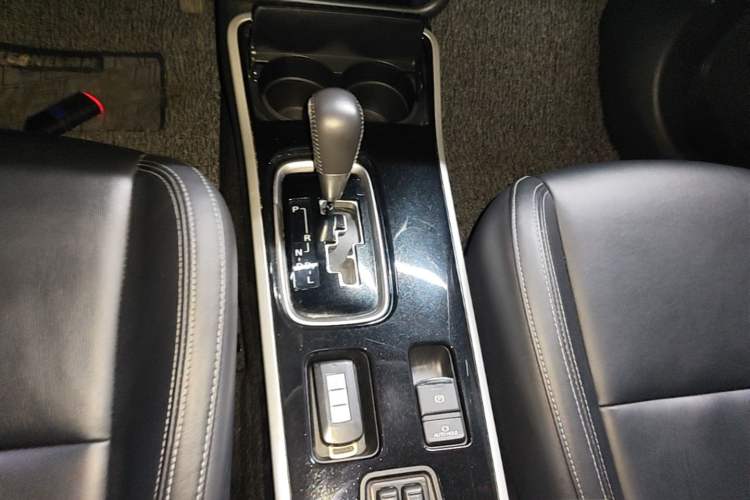 Used Mitsubishi Outlander 2019 2.0L Two-Wheel Drive Comfort Edition 5 Seats China VI Standard Gear Lever
