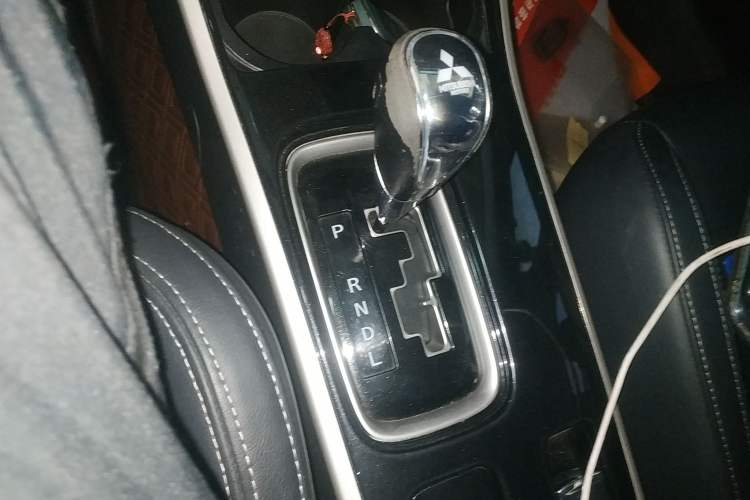 Used Mitsubishi Outlander 2019 2.4L 4x4 Zhi Xiang Edition 7 Seats China VI Standard Gear Lever