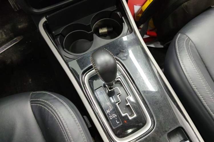 Used Mitsubishi Outlander 2019 2.0L Two-Wheel Drive Comfort Edition 7 Seats China V Emission Standard Gear Lever