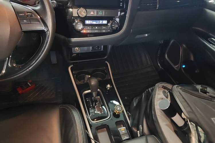 Used Mitsubishi Outlander 2019 2.0L Two-Wheel Drive Comfort Edition 7-Seater China VI Standard Gear Lever
