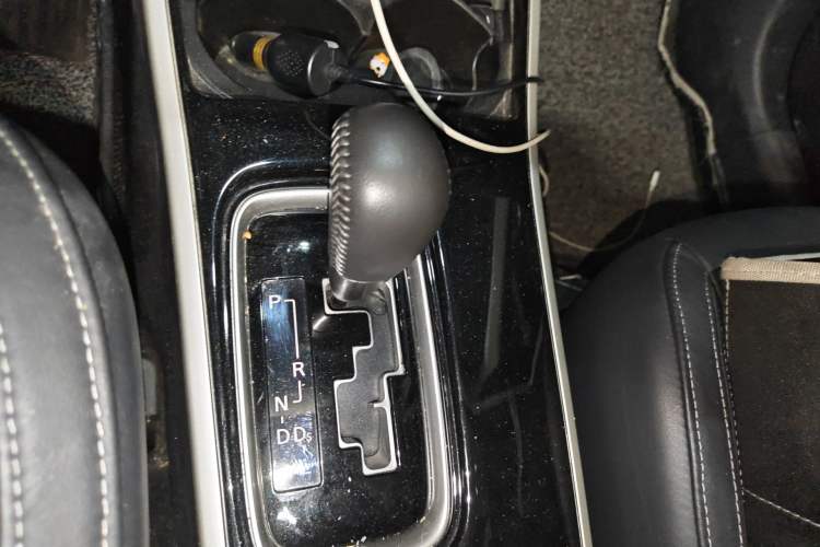 Used Mitsubishi Outlander 2019 2.0L Two-Wheel Drive Comfort Edition 7 Seats China V Emission Standard Gear Lever