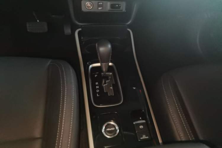Used Mitsubishi Outlander 2019 2.4L 4x4 Zhi Xiang Edition 5 Seats China VI Standard Gear Lever