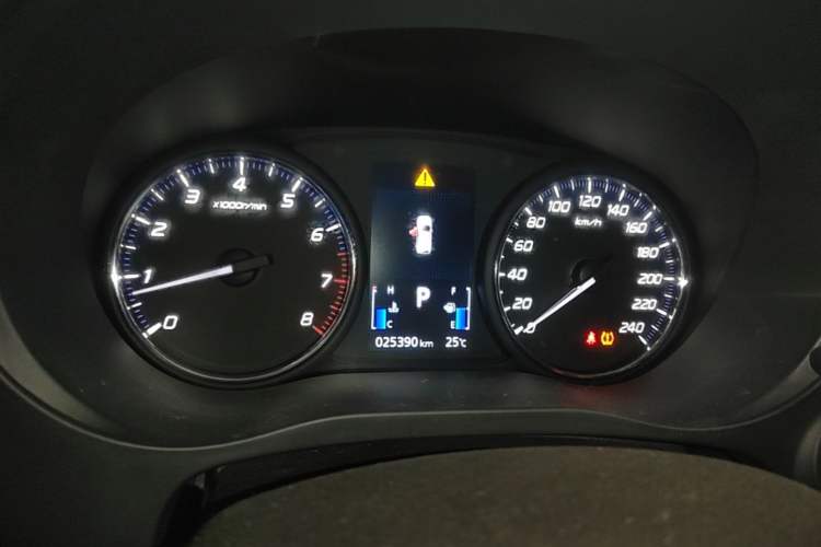 Used Mitsubishi Outlander 2019 2.0L Two-Wheel Drive Comfort Edition 5 Seats China VI Standard Instrument Cluster