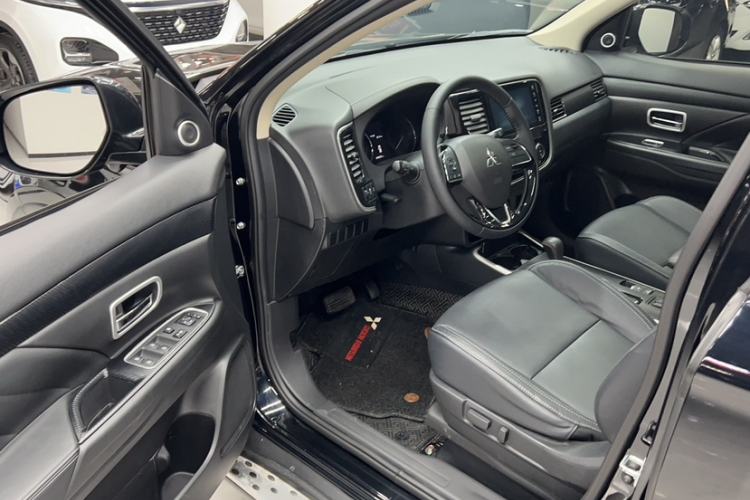 Used Mitsubishi Outlander 2019 2.0L Two-Wheel Drive Comfort Edition 5 Seats China V Standard Interior 1