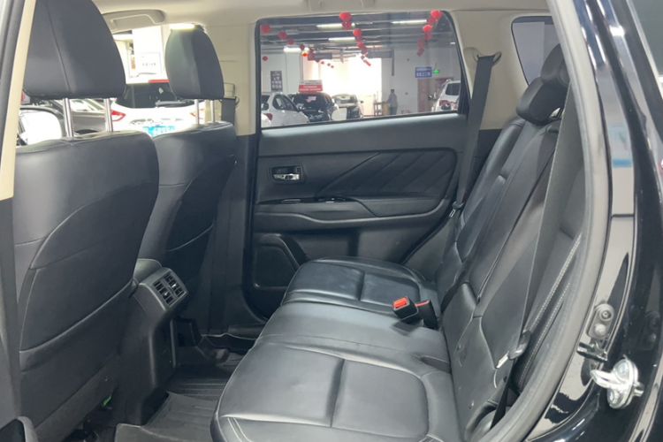 Used Mitsubishi Outlander 2019 2.4L 4x4 Zhi Xiang Edition 5 Seats China VI Standard Interior 1