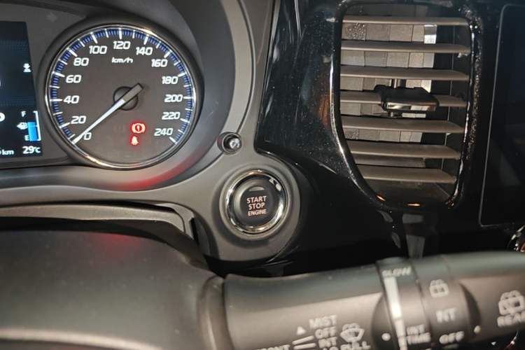 Used Mitsubishi Outlander 2019 2.0L Two-Wheel Drive Comfort Edition 7-Seater China VI Standard Interior 1