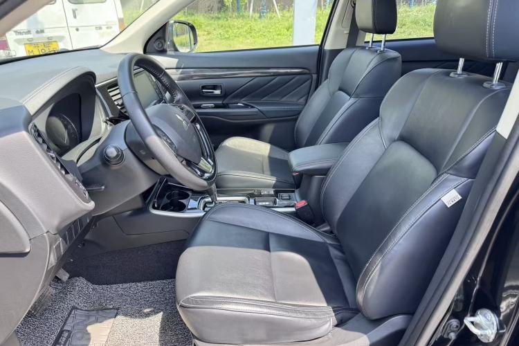 Used Mitsubishi Outlander 2019 2.0L Two-Wheel Drive Comfort Edition 5 Seats China VI Standard Interior 2