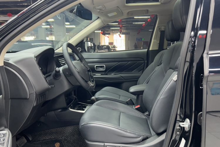 Used Mitsubishi Outlander 2019 2.0L Two-Wheel Drive Comfort Edition 5 Seats China V Standard Interior 3