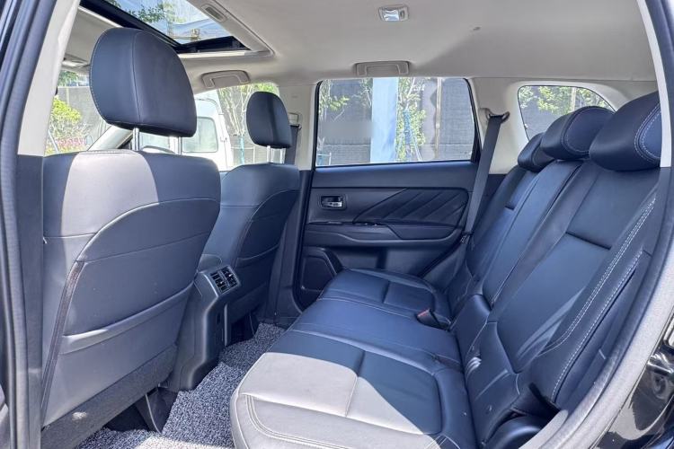 Used Mitsubishi Outlander 2019 2.0L Two-Wheel Drive Comfort Edition 5 Seats China VI Standard Interior 3