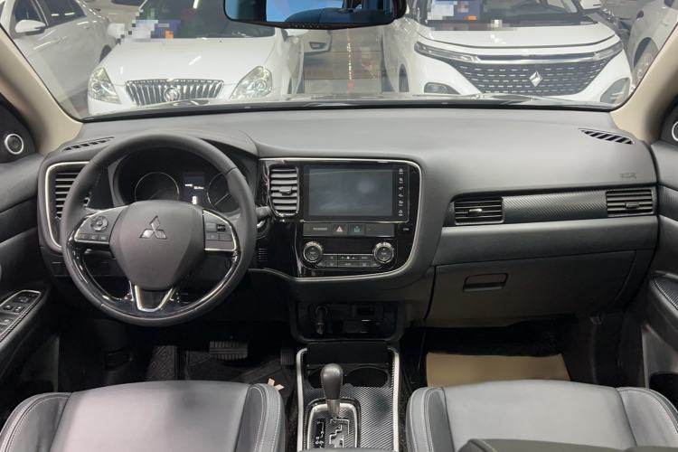 Used Mitsubishi Outlander 2019 2.0L Two-Wheel Drive Comfort Edition 5 Seats China V Standard Interior 4