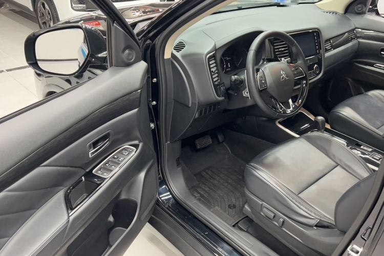 Used Mitsubishi Outlander 2019 2.4L 4x4 Zhi Xiang Edition 5 Seats China VI Standard Interior 4