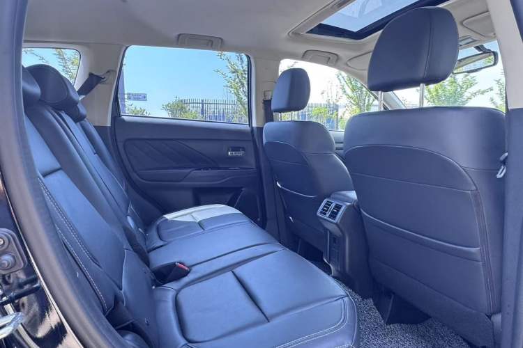 Used Mitsubishi Outlander 2019 2.0L Two-Wheel Drive Comfort Edition 5 Seats China VI Standard Interior 4