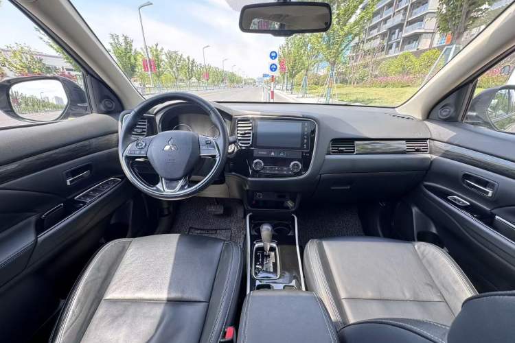 Used Mitsubishi Outlander 2019 2.0L Two-Wheel Drive Comfort Edition 5 Seats China VI Standard Interior 6