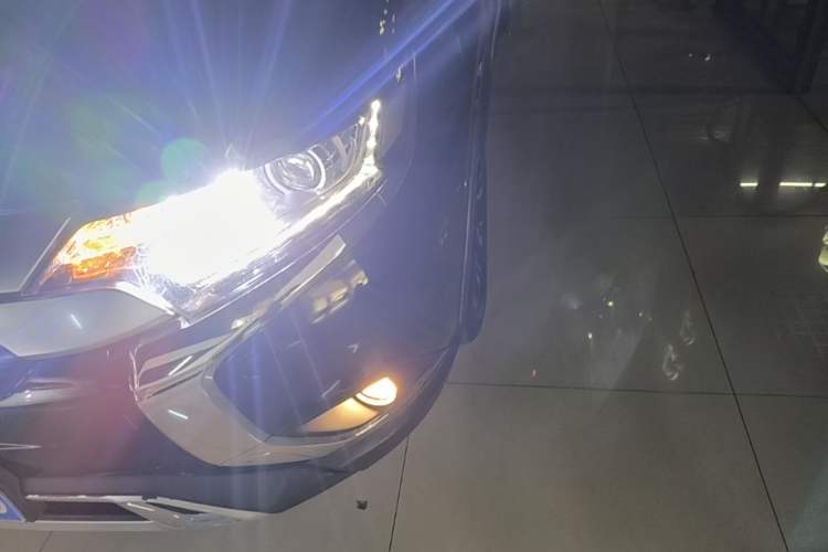 Used Mitsubishi Outlander 2019 2.0L Two-Wheel Drive Comfort Edition 7 Seats China V Emission Standard Left Front Headlight